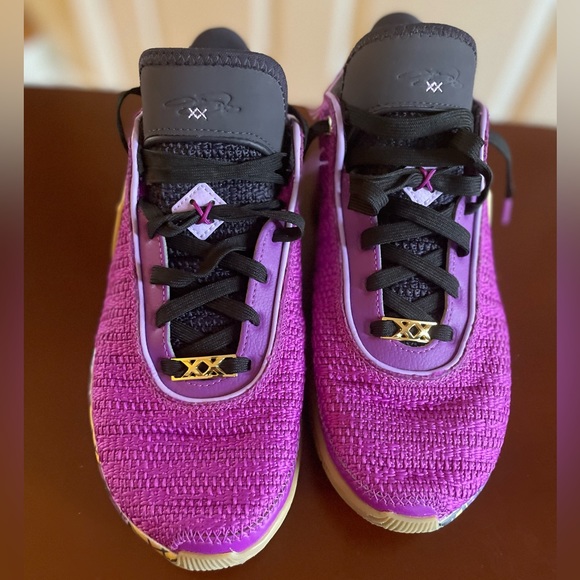 **LIKE NEW** Youth 6Y Lebron XX “Young Heirs” shoes - Picture 10 of 13